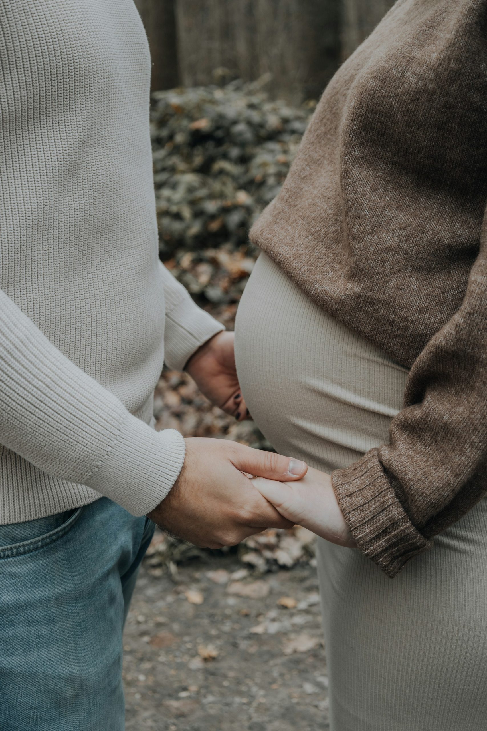 A man holding the hands of his pregnant partner | Source: Unsplash