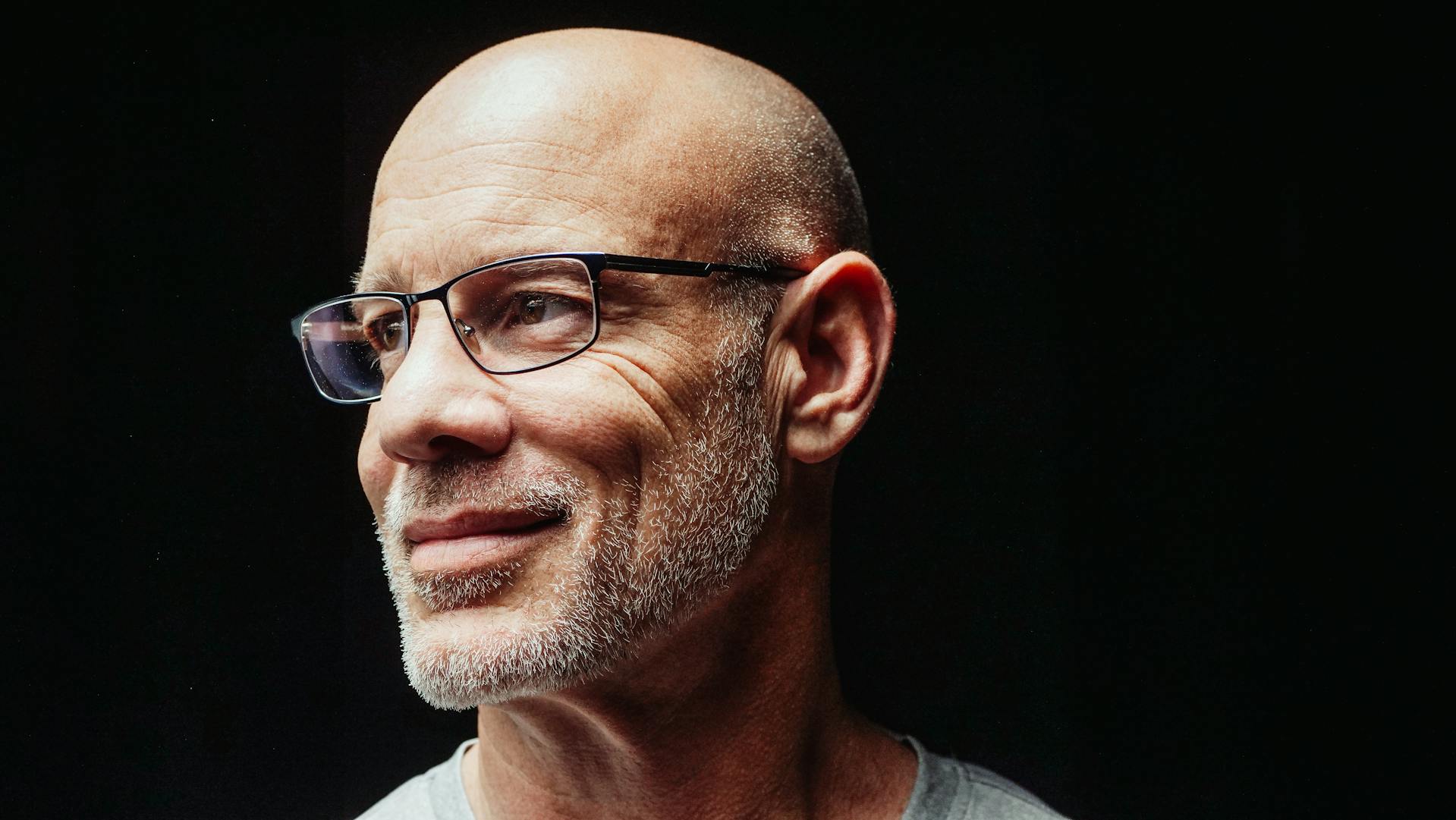 A man smiling awkwardly | Source: Pexels